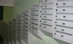 Неотъемлемые атрибуты наших подъездов.